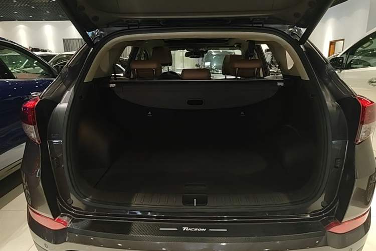 Used Hyundai Tucson 2015 1.6T Dual-Clutch Four-Wheel Drive Flagship Model Trunk