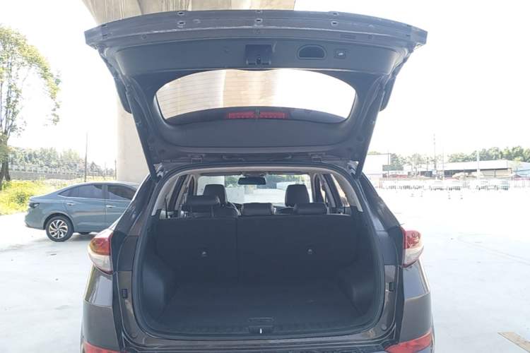 Used Hyundai Tucson 2015 1.6T Dual-Clutch Four-Wheel Drive Flagship Model Trunk
