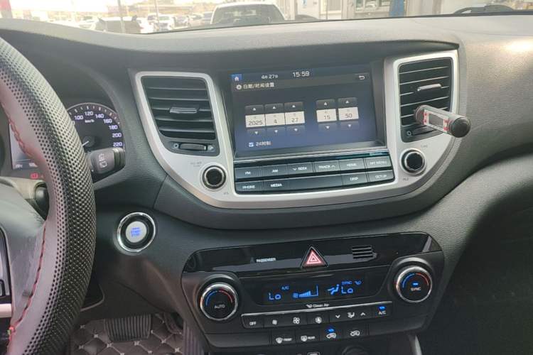 Used Hyundai Tucson 2015 1.6T Dual-Clutch Two-Wheel-Drive Smart Model Audio And AC Panel