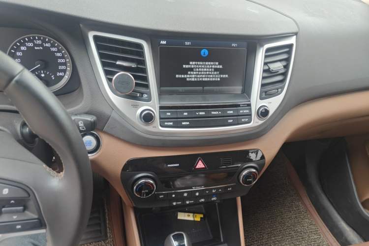 Used Hyundai Tucson 2015 1.6T Dual-Clutch Two-Wheel-Drive Smart Model Audio And AC Panel