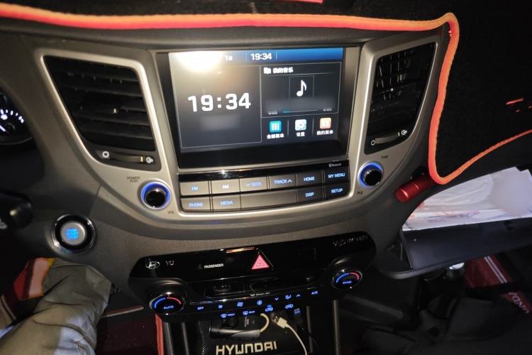 Used Hyundai Tucson 2015 1.6T Dual-Clutch Two-Wheel-Drive Smart Model Audio And AC Panel