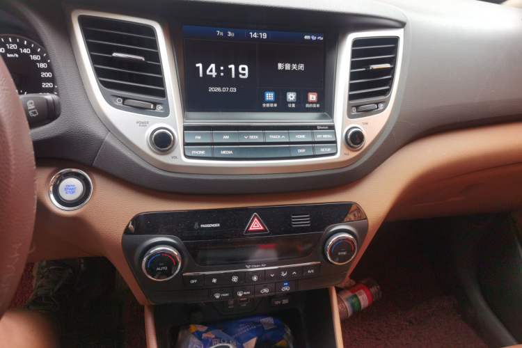 Used Hyundai Tucson 2015 1.6T Dual-Clutch Two-Wheel-Drive Smart Model Audio And AC Panel