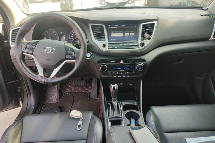 Used Hyundai Tucson 2015 1.6T Dual-Clutch Two-Wheel-Drive Smart Model Center Console