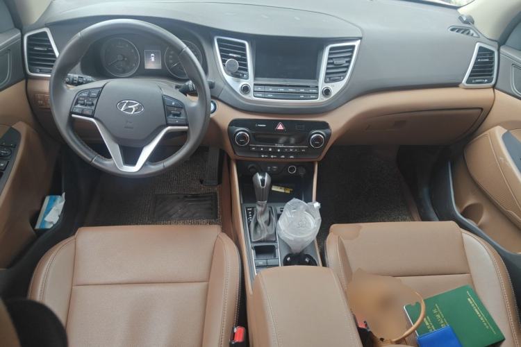 Used Hyundai Tucson 2015 1.6T Dual-Clutch Two-Wheel-Drive Smart Model Center Console