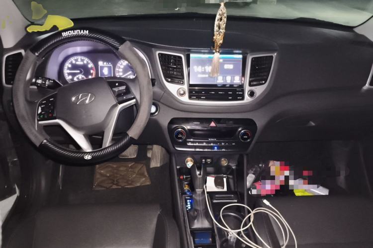 Used Hyundai Tucson 2015 1.6T Dual-Clutch Two-Wheel-Drive Smart Model Center Console