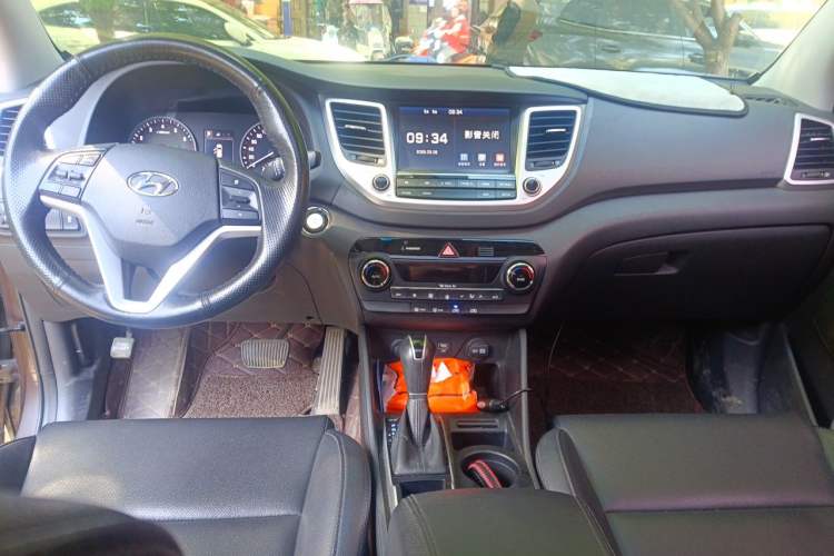 Used Hyundai Tucson 2015 1.6T Dual-Clutch Two-Wheel-Drive Smart Model Center Console