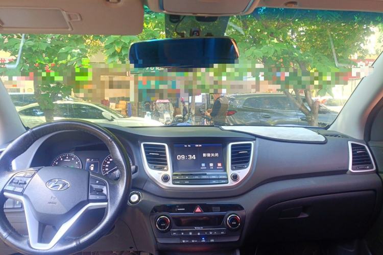 Used Hyundai Tucson 2015 1.6T Dual-Clutch Two-Wheel-Drive Smart Model Headliner