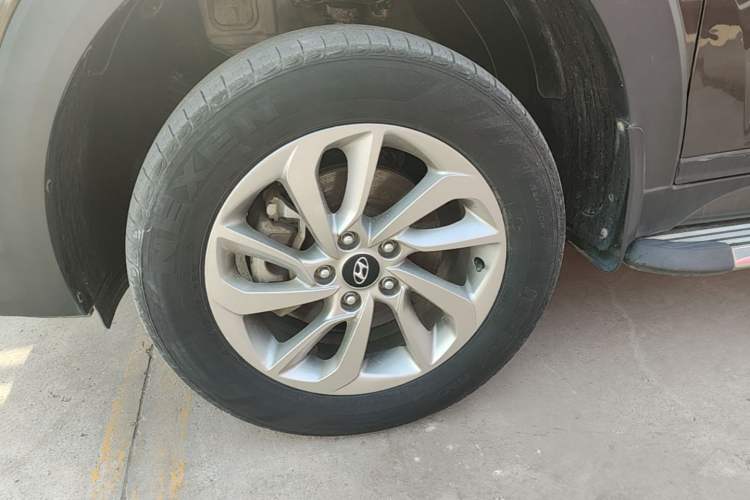 Used Hyundai Tucson 2015 1.6T Dual-Clutch Two-Wheel-Drive Smart Model Left Front Wheel Hub