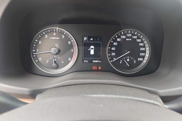 Used Hyundai Tucson 2015 1.6T Dual-Clutch Two-Wheel-Drive Smart Model Odometer Close Up