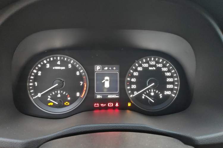Used Hyundai Tucson 2015 1.6T Dual-Clutch Two-Wheel-Drive Smart Model Odometer Close Up