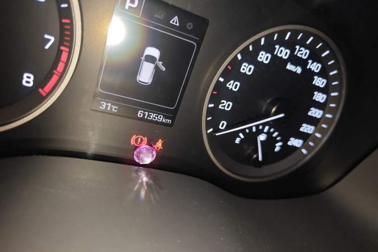 Used Hyundai Tucson 2015 1.6T Dual-Clutch Two-Wheel-Drive Smart Model Odometer Close Up