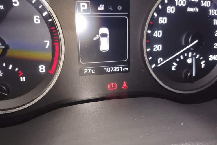 Used Hyundai Tucson 2015 1.6T Dual-Clutch Two-Wheel-Drive Smart Model Odometer Close Up