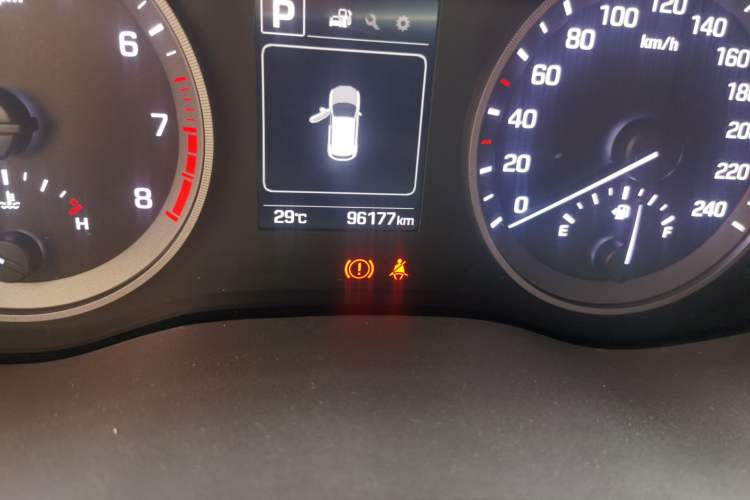 Used Hyundai Tucson 2015 1.6T Dual-Clutch Two-Wheel-Drive Smart Model Odometer Close Up