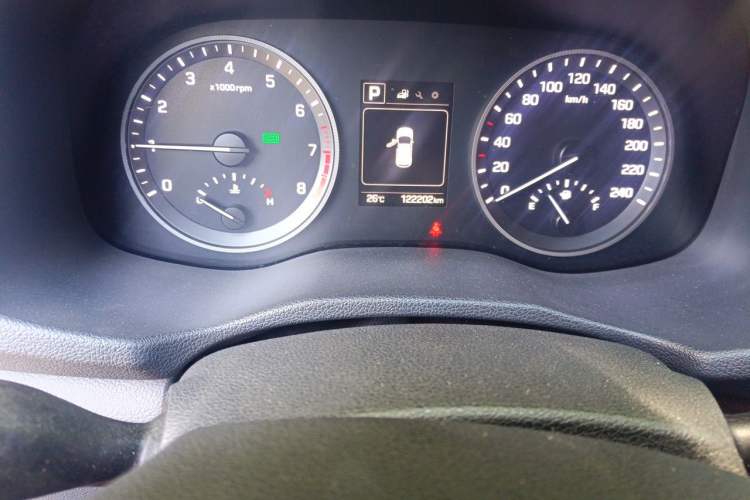 Used Hyundai Tucson 2015 1.6T Dual-Clutch Two-Wheel-Drive Smart Model Odometer Close Up