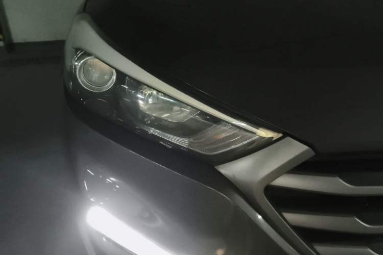 Used Hyundai Tucson 2015 1.6T Dual-Clutch Two-Wheel-Drive Smart Model Right Front Headlight