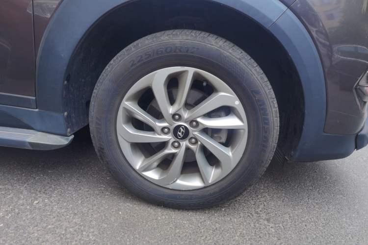 Used Hyundai Tucson 2015 1.6T Dual-Clutch Two-Wheel-Drive Smart Model Right Front Wheel Hub