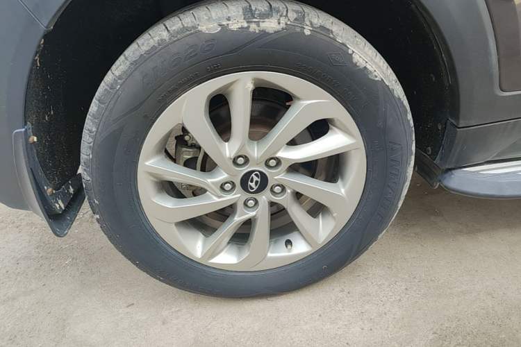 Used Hyundai Tucson 2015 1.6T Dual-Clutch Two-Wheel-Drive Smart Model Right Rear Wheel Hub