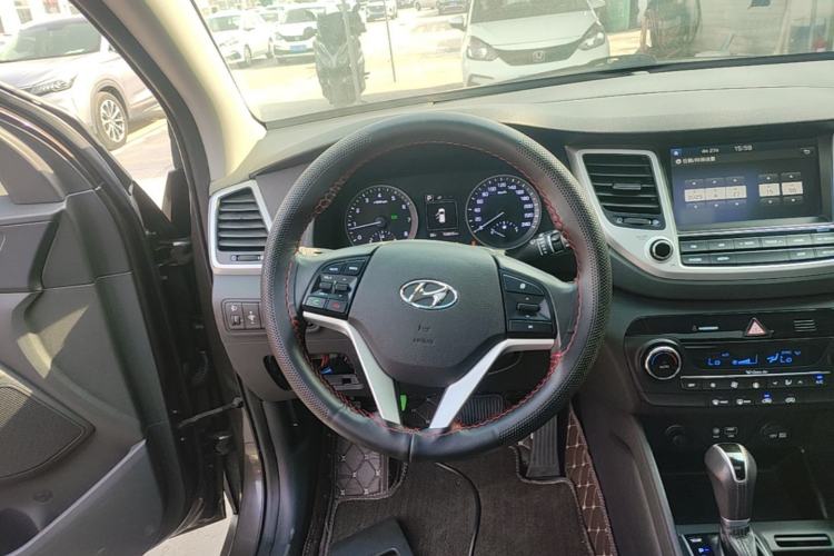 Used Hyundai Tucson 2015 1.6T Dual-Clutch Two-Wheel-Drive Smart Model Steering Wheel