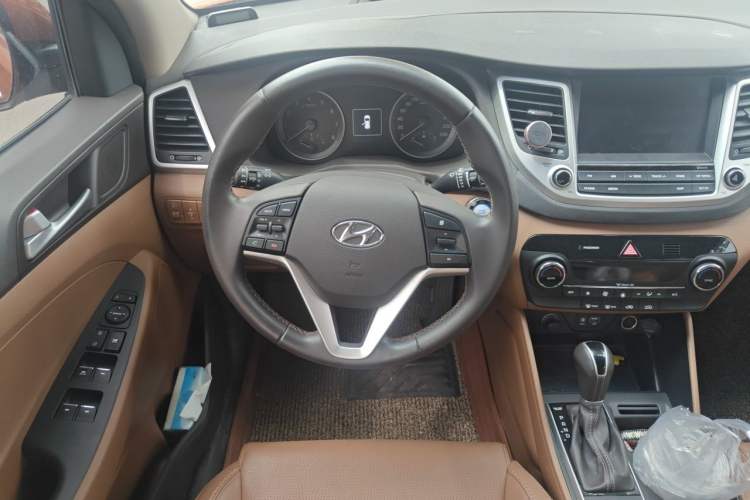Used Hyundai Tucson 2015 1.6T Dual-Clutch Two-Wheel-Drive Smart Model Steering Wheel