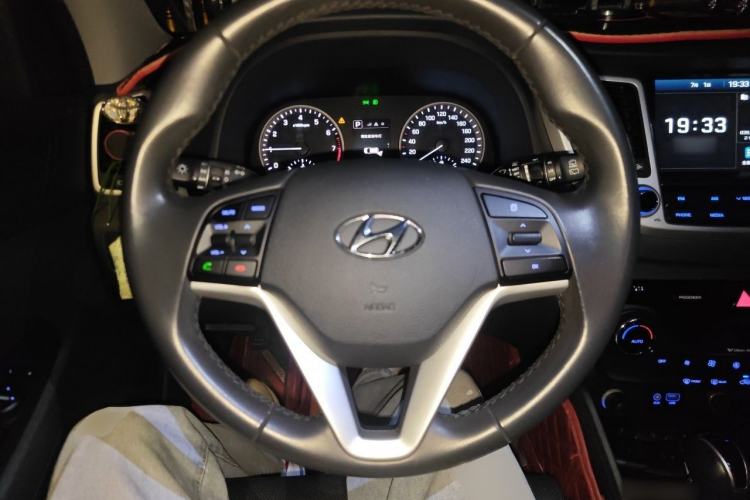 Used Hyundai Tucson 2015 1.6T Dual-Clutch Two-Wheel-Drive Smart Model Steering Wheel