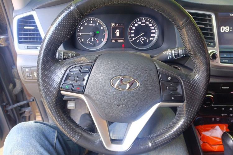 Used Hyundai Tucson 2015 1.6T Dual-Clutch Two-Wheel-Drive Smart Model Steering Wheel