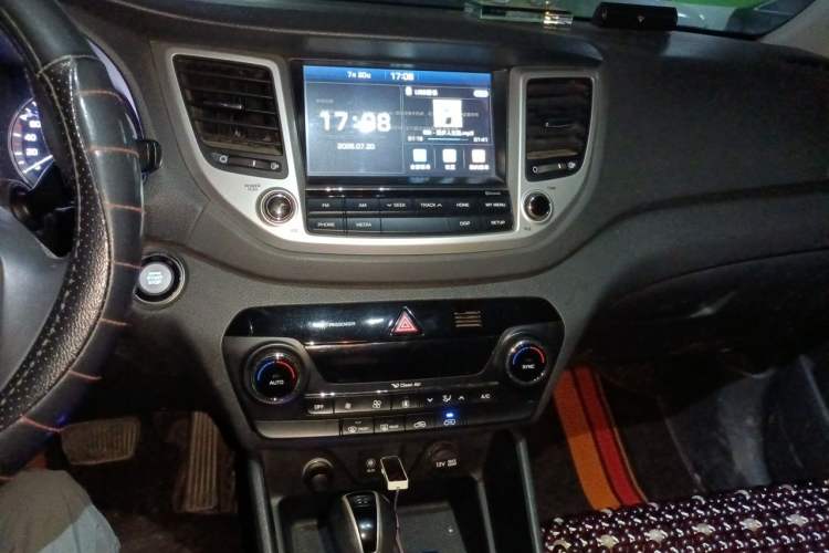 Used Hyundai Tucson 2015 1.6T Dual-Clutch Two-Wheel-Drive Smart Model Audio And AC Panel