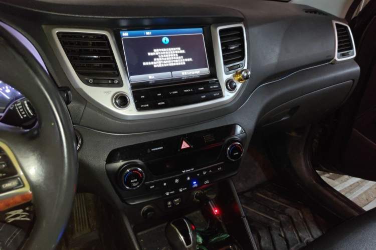 Used Hyundai Tucson 2015 1.6T Dual-Clutch Two-Wheel-Drive Leading Model Audio And AC Panel