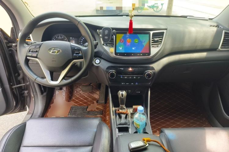 Used Hyundai Tucson 2015 2.0L Automatic Two-Wheel Drive Smart Version Center Console