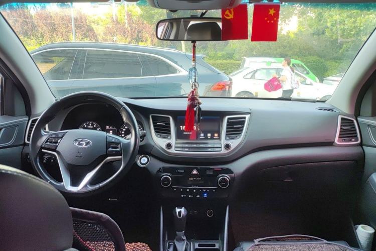 Used Hyundai Tucson 2015 1.6T Dual-Clutch Two-Wheel-Drive Smart Model Center Console
