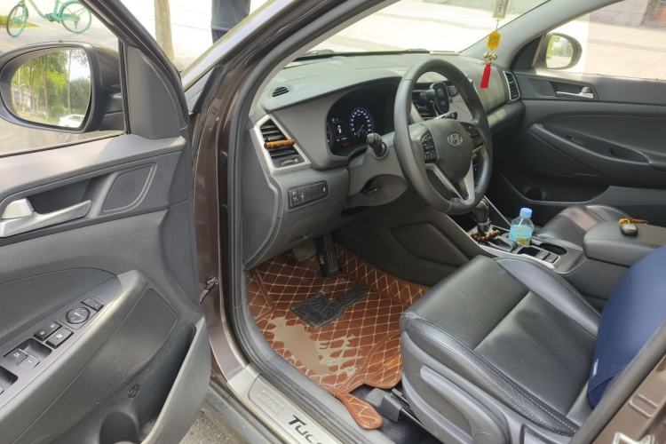 Used Hyundai Tucson 2015 2.0L Automatic Two-Wheel Drive Smart Version Driver Seat