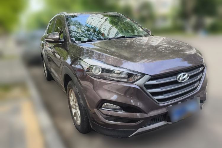 Used Hyundai Tucson 2015 2.0L Automatic Two-Wheel Drive Smart Version Front Right 45 Deg