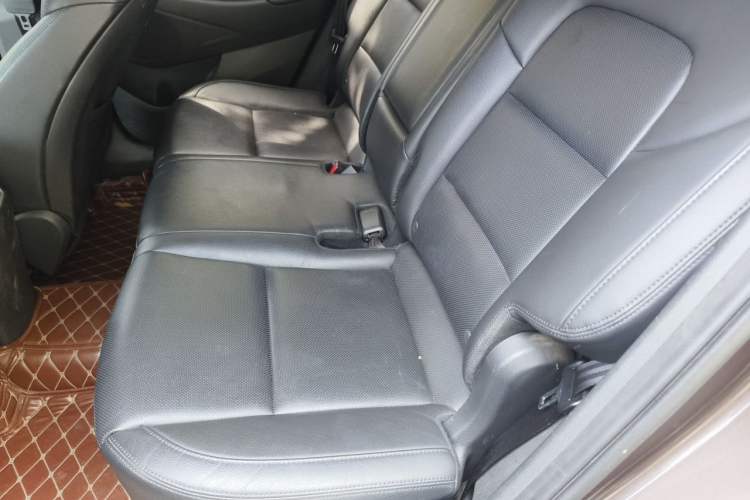 Used Hyundai Tucson 2015 2.0L Automatic Two-Wheel Drive Smart Version Left Rear Seat