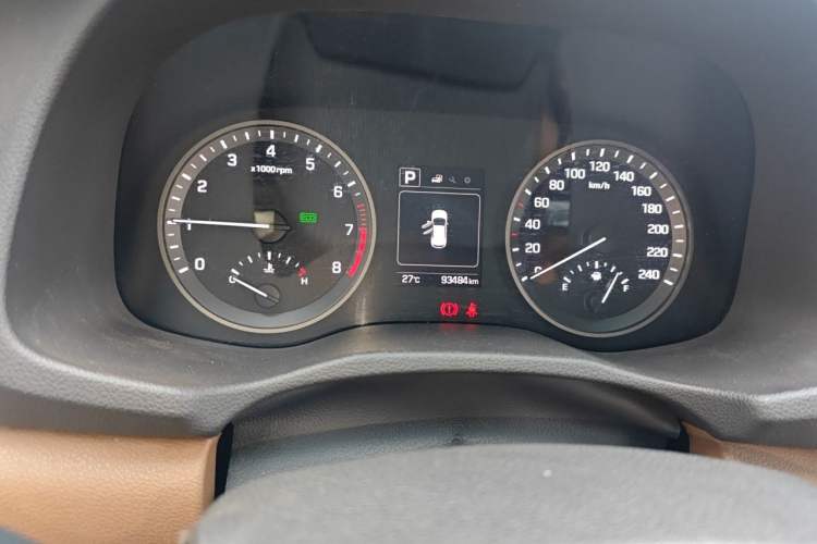 Used Hyundai Tucson 2015 1.6T Dual-Clutch Two-Wheel-Drive Smart Model Odometer Close Up