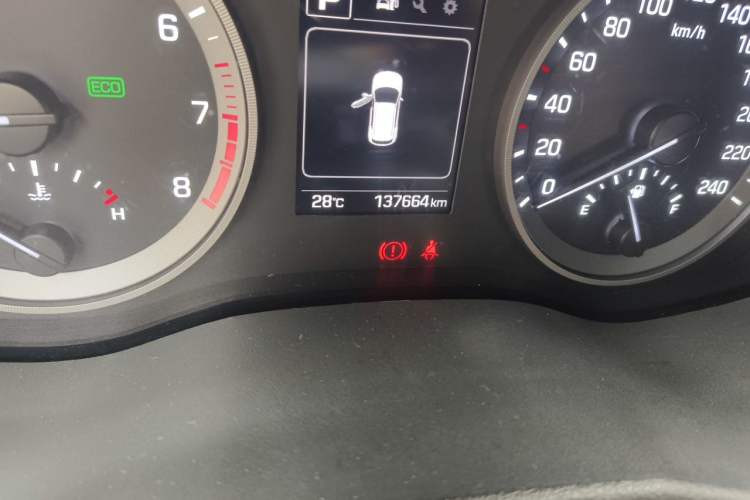 Used Hyundai Tucson 2015 2.0L Automatic Two-Wheel Drive Smart Version Odometer Close Up