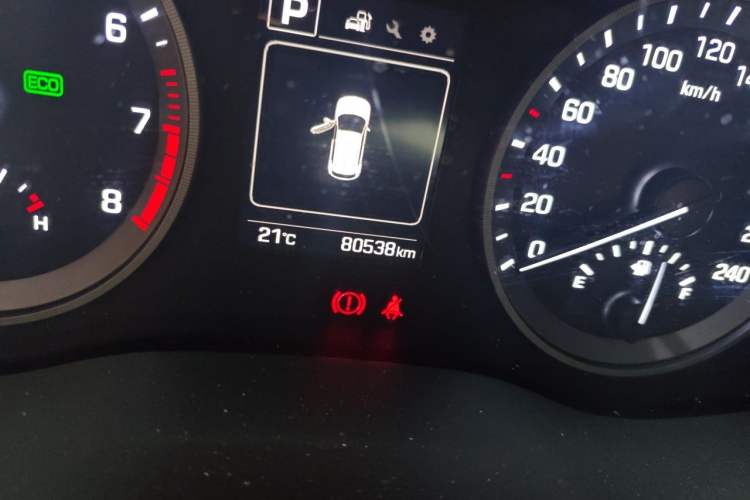 Used Hyundai Tucson 2015 1.6T Dual-Clutch Two-Wheel-Drive Smart Model Odometer Close Up