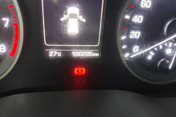 Used Hyundai Tucson 2015 1.6T Dual-Clutch Two-Wheel-Drive Smart Model Odometer Close Up