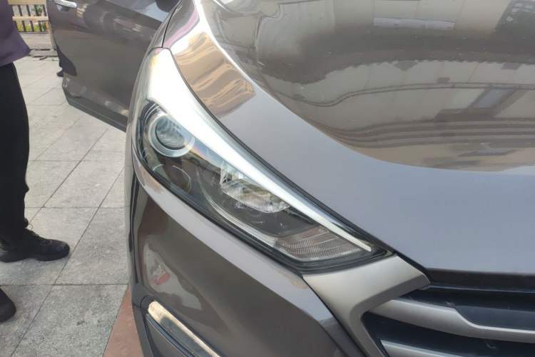 Used Hyundai Tucson 2015 1.6T Dual-Clutch Two-Wheel-Drive Smart Model Right Front Headlight
