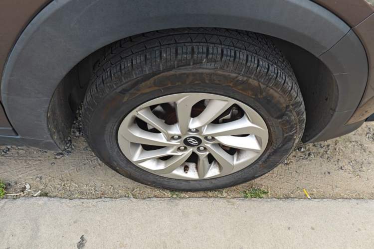 Used Hyundai Tucson 2015 1.6T Dual-Clutch Two-Wheel-Drive Smart Model Right Front Wheel Hub