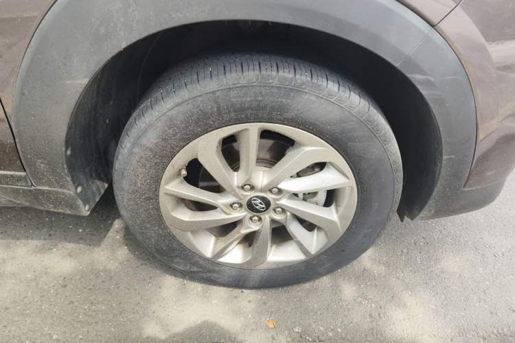 Used Hyundai Tucson 2015 2.0L Automatic Two-Wheel Drive Smart Version Right Front Wheel Hub