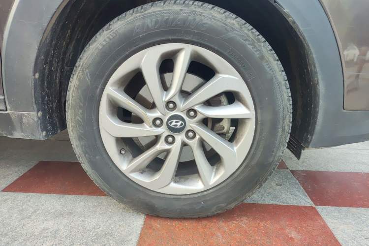 Used Hyundai Tucson 2015 1.6T Dual-Clutch Two-Wheel-Drive Smart Model Right Front Wheel Hub