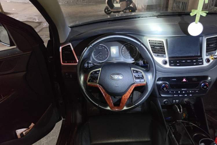 Used Hyundai Tucson 2015 1.6T Dual-Clutch Two-Wheel-Drive Leading Model Steering Wheel