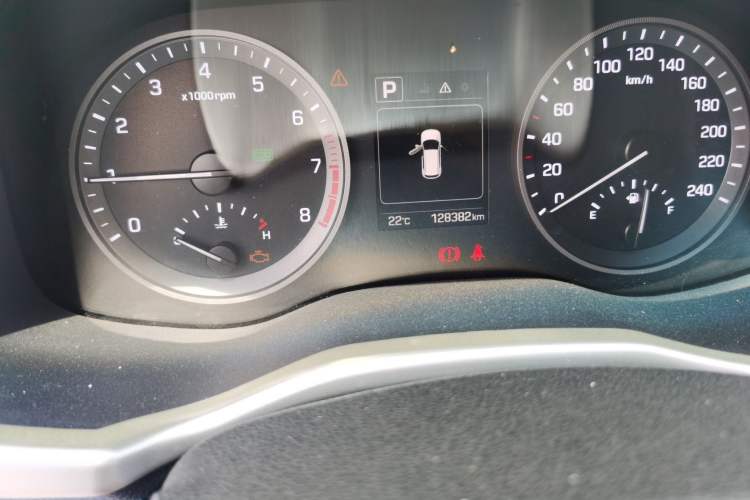 Used Hyundai Tucson 2015 1.6T Dual-Clutch Two-Wheel-Drive Smart Model Odometer Close Up