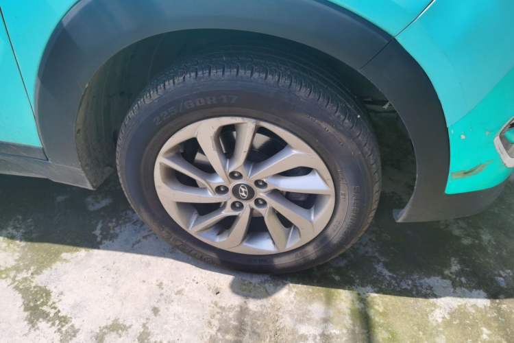 Used Hyundai Tucson 2015 1.6T Dual-Clutch Two-Wheel-Drive Smart Model Right Front Wheel Hub