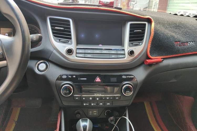 Used Hyundai Tucson 2015 1.6T Dual-Clutch Two-Wheel-Drive Smart Model Audio And AC Panel