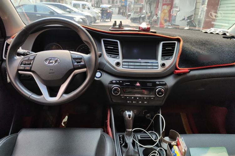 Used Hyundai Tucson 2015 1.6T Dual-Clutch Two-Wheel-Drive Smart Model Center Console
