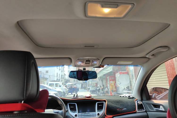 Used Hyundai Tucson 2015 1.6T Dual-Clutch Two-Wheel-Drive Smart Model Headliner