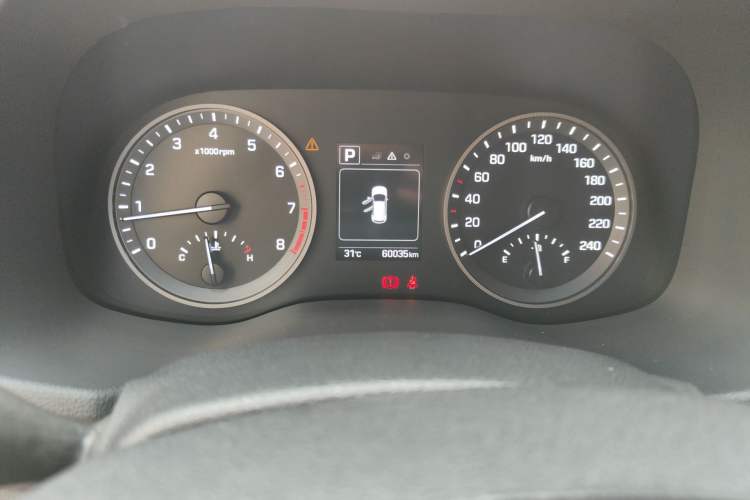 Used Hyundai Tucson 2015 1.6T Dual-Clutch Two-Wheel-Drive Smart Model Odometer Close Up