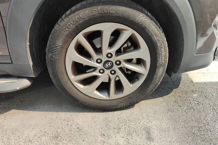 Used Hyundai Tucson 2015 1.6T Dual-Clutch Two-Wheel-Drive Smart Model Right Front Wheel Hub