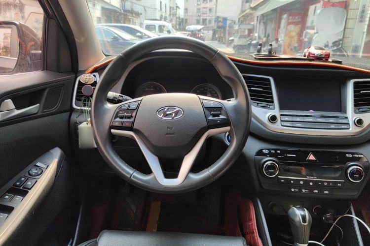 Used Hyundai Tucson 2015 1.6T Dual-Clutch Two-Wheel-Drive Smart Model Steering Wheel