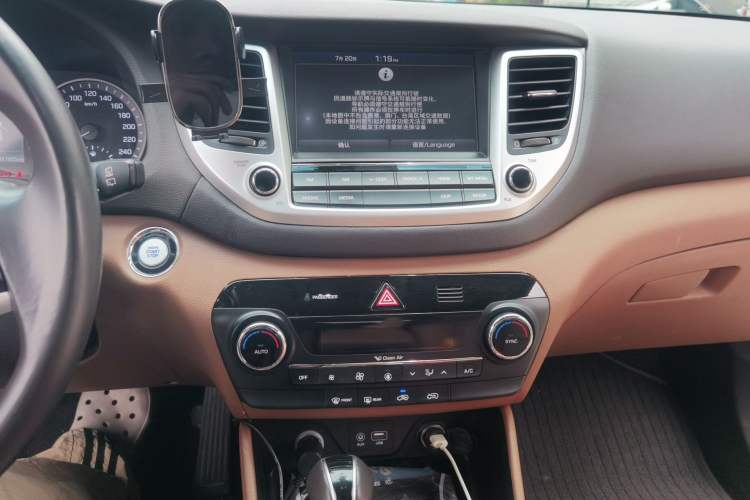 Used Hyundai Tucson 2015 1.6T Dual-Clutch Two-Wheel-Drive Smart Model Audio And AC Panel